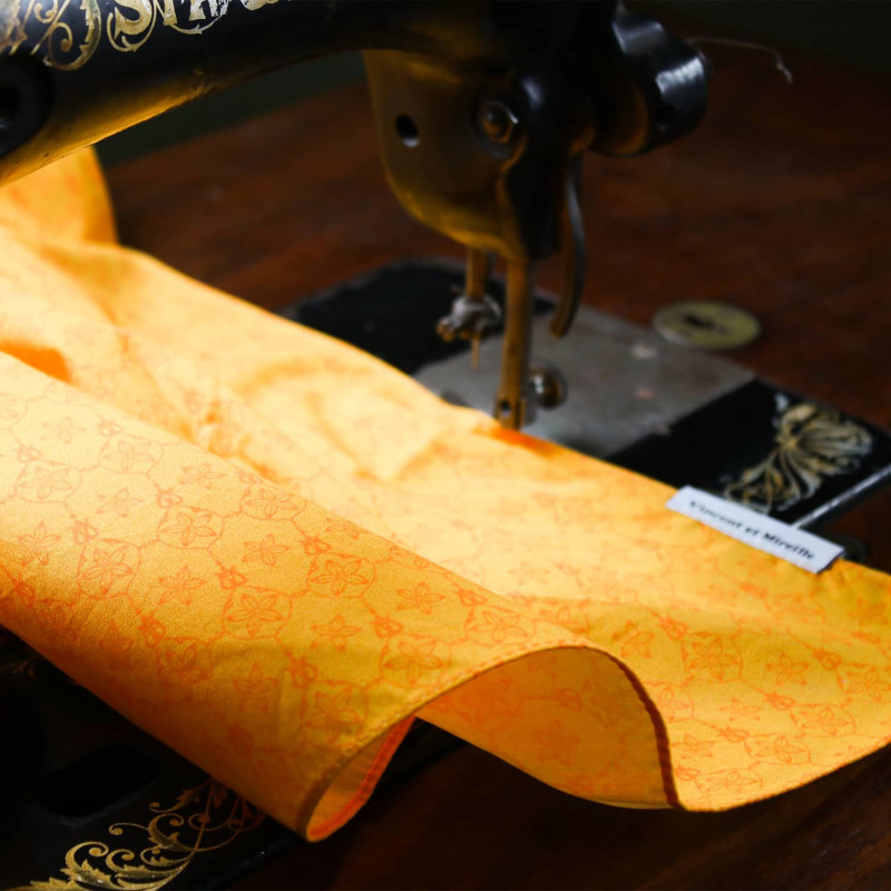 Photo du foulard gardian jaune Vincent et Mireille sur une machine à coudre ancienne