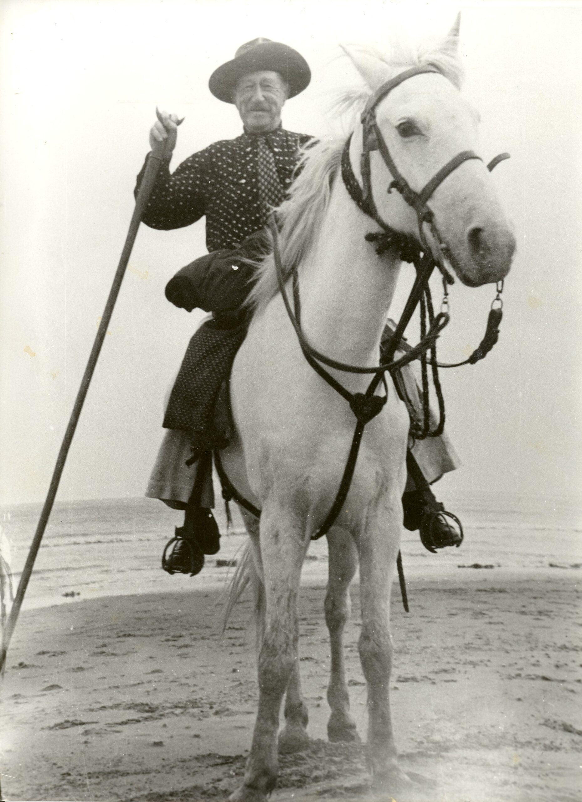 Photo historique du Marquis Folco de Baroncelli en tenue de gardian sur un cheval de race Camargue