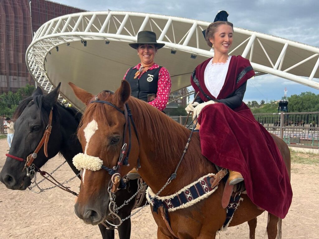 Amazones de la Confrérie des gardians au festival El Caballo y su Mundo