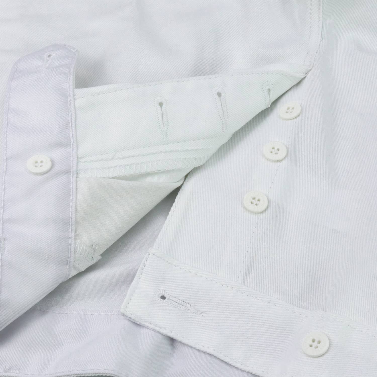 Braguette boutonnée du pantalon raseteur en coton blanc